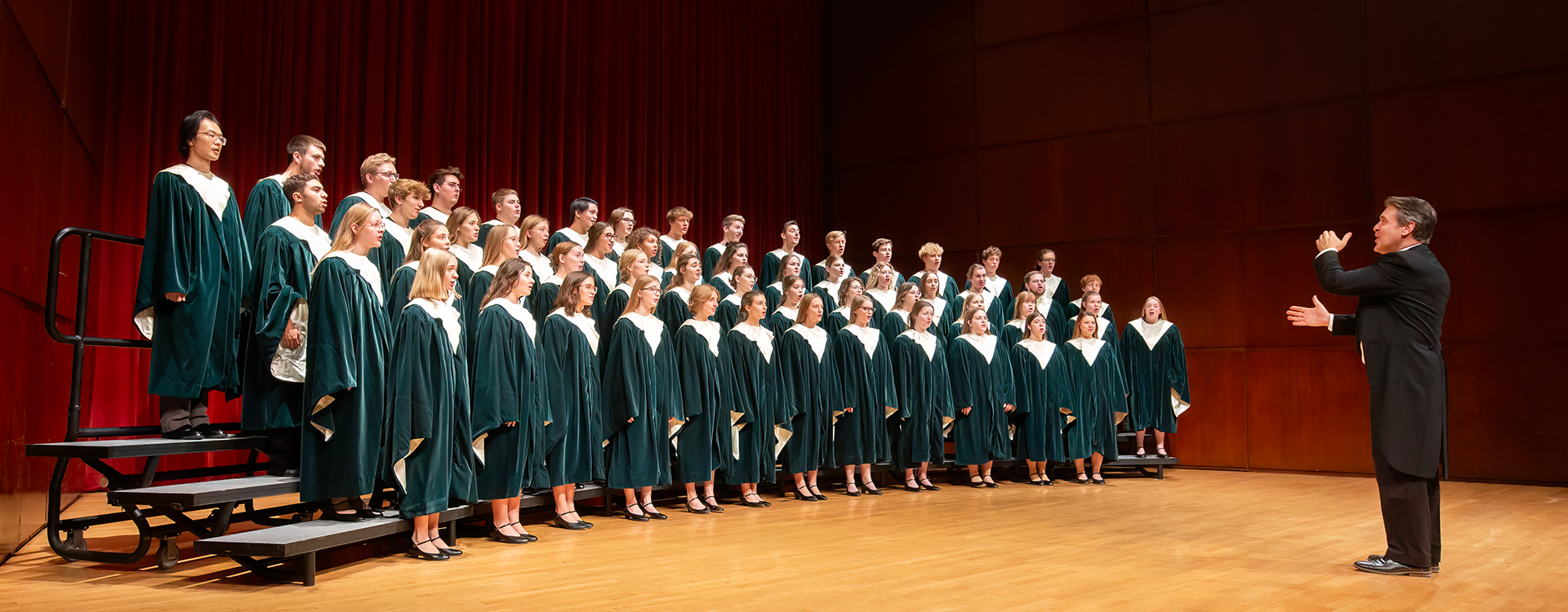 WLC students on concert hall stage for 唱诗班 rehearsal